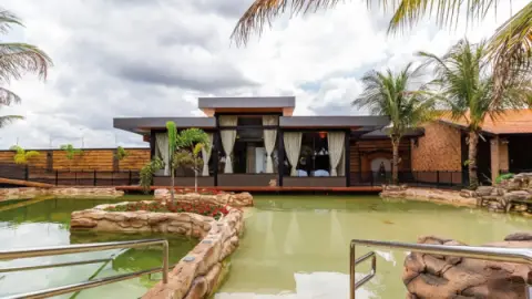 imagem capa Piscinas Aquecidas e Piscina Natural para nadar com os peixes